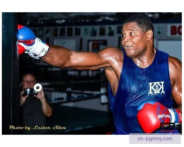 拳击巅峰对决：冠军守擂成功，挑战者功亏一篑